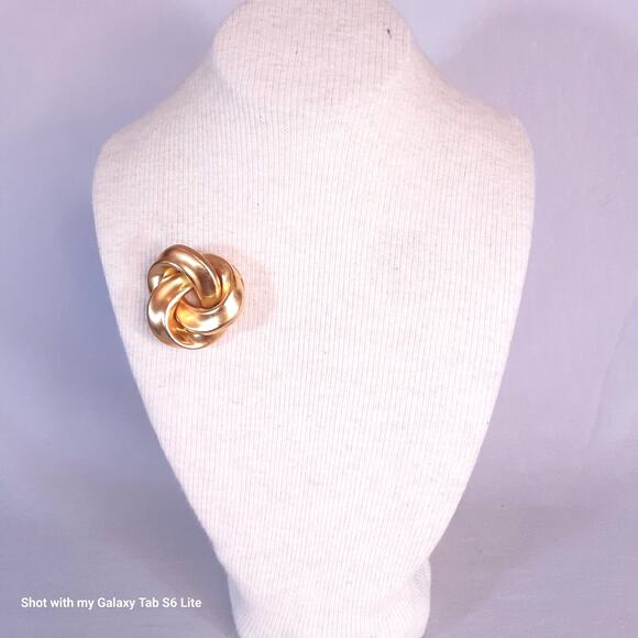 Knotted Brooch Gold Tone Matte Metal - Picture 2 of 8